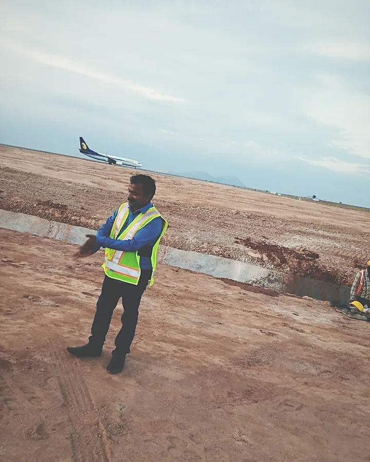 Airside works with an aircraft on stand