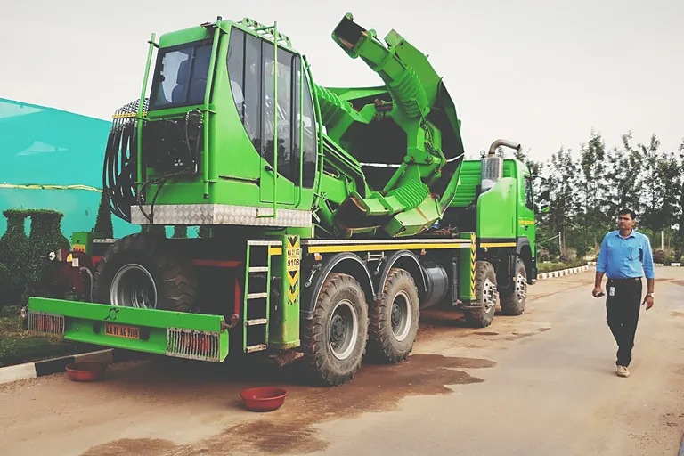 Mechanical tree spade on site